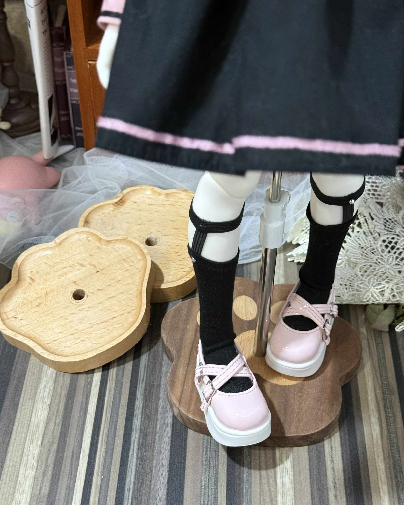 『Doll Stand』 Paw Standies - Image 3